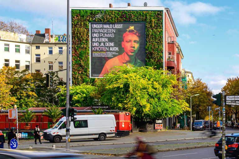 Grünes Kampagnenhighlight: Generation Forest wirbt im Vertical Garden® von blowUP media in Berlin